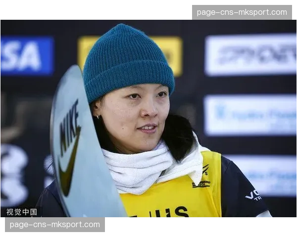 世界单板滑雪U型池赛场,中国选手蔡雪桐完成高难度1080 世界单板滑雪U型池赛场,中国选手蔡雪桐完成高难度1080