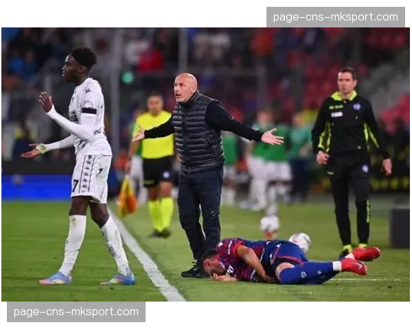 更衣室声音：博洛尼亚球员透露，莫塔中场休息时强调“压迫需要同步，而非个人英雄主义”